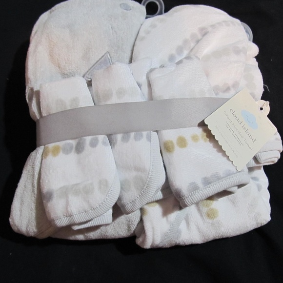 cloud island hooded bath towel